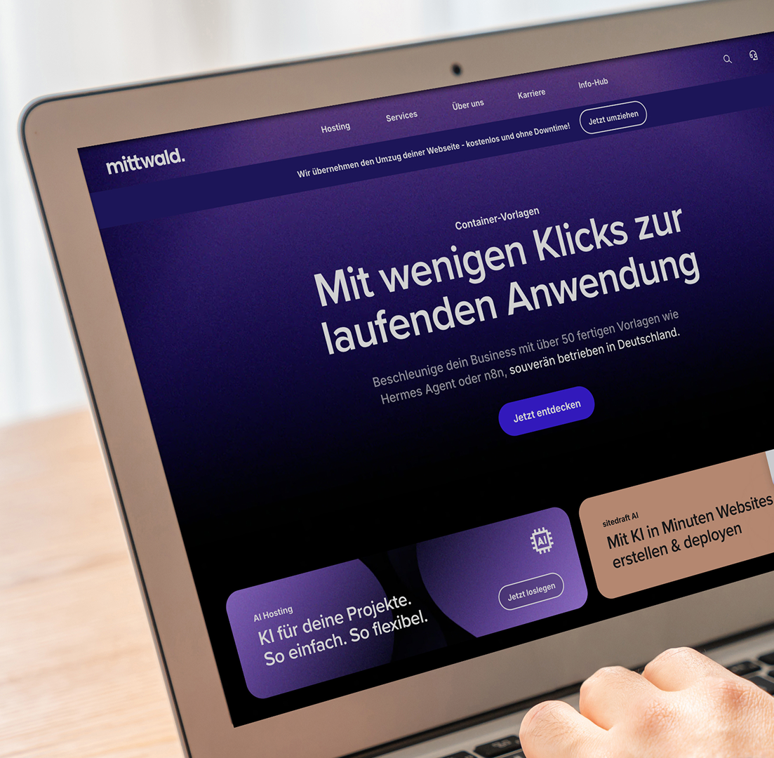 mittwald Wortmarke auf der Website, gezeigt auf einem Laptop.